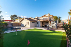 Fun 5 bedroom home by strip, pool, putting green, and games